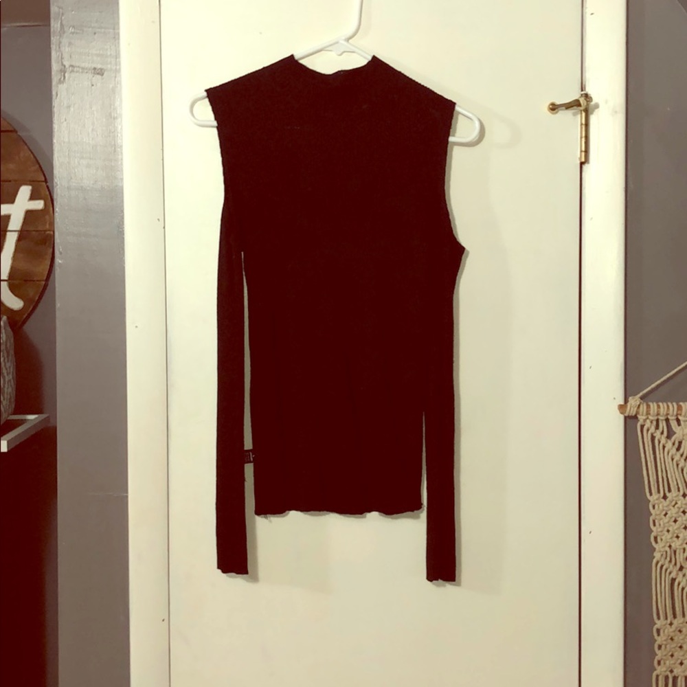 Black shoulderless Sweater